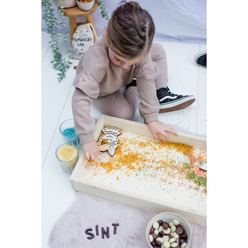 leuk-met-letters-sensorisch-spel-houten-speelrijst-piets-kind-het-speellab.jpg (1) houten piet tray gevuld met speelrijst Het Speellab met kind