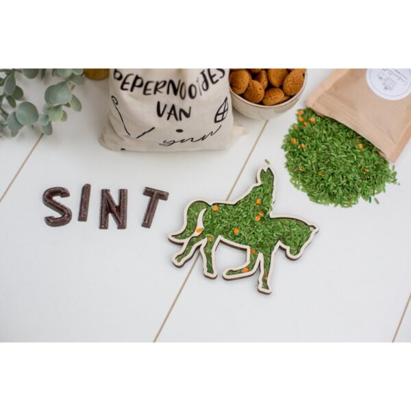 leuk-met-letters-sensorisch-spel-houten-speelrijst-sinterklaas-het-speellab.jpg houten sinterklaas tray gevuld met speelrijst Het Speellab