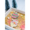 houten kerstbal tray gevuld met speelrijst Het Speellab