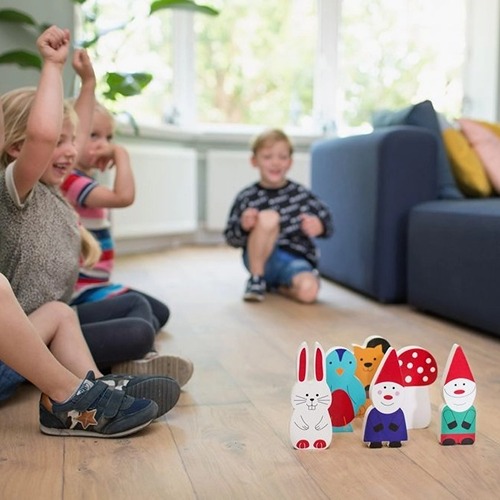 Kinderen spelen het Kabouter bowling spel voor binnen en buiten