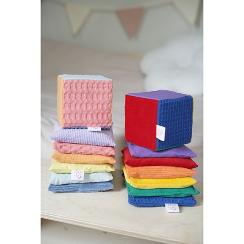 Pittenzak regenboog en pastel regenboog sensory bean bag van Pit and Play