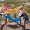 Kinderen spelen actief buitenspel met eekhoorn parachutes bij het Speellab