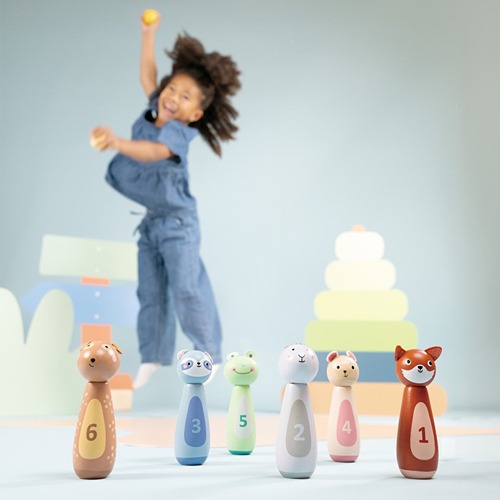 Kind speelt met Houten dieren bowlingset van Woet met zes kegels en twee ballen