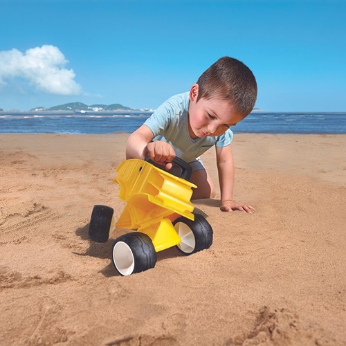 dump-truck-geel-hape-kinderen-spelen Kinderen spelen met Dump Truck Geel Hape kiepwagen op het strand