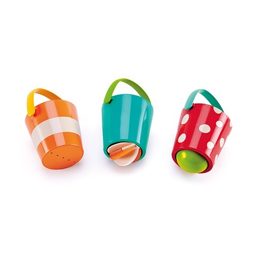 Hape Happy Buckets Set kleurrijke bademmertjes voor waterpret en sensorisch spel.