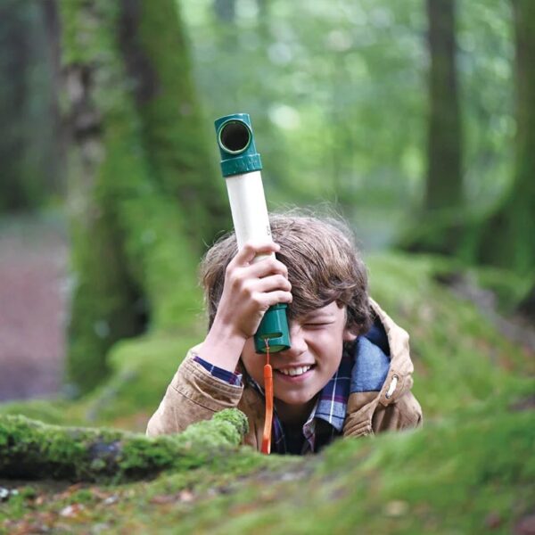 Kindvriendelijk observatiespeelgoed van Hape met ingebouwde spiegels.