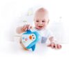 Baby speelt met Hape Penguin Musical Wobbler wiebelpoppetje