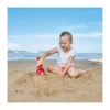Kind speelt buiten met Hape regenschep zand en water schep