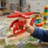 Kind speelt met houten helikopter van Goki. Stevig duurzaam