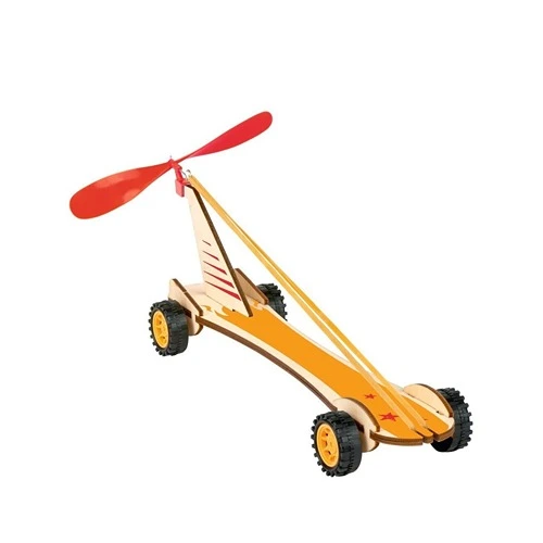 Houten auto model aangedreven door kinetische energie door elastiek en propeller