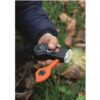 Kind gebruikt Expeditie Natuur survival tool 6 in 1 tijdens boswandeling