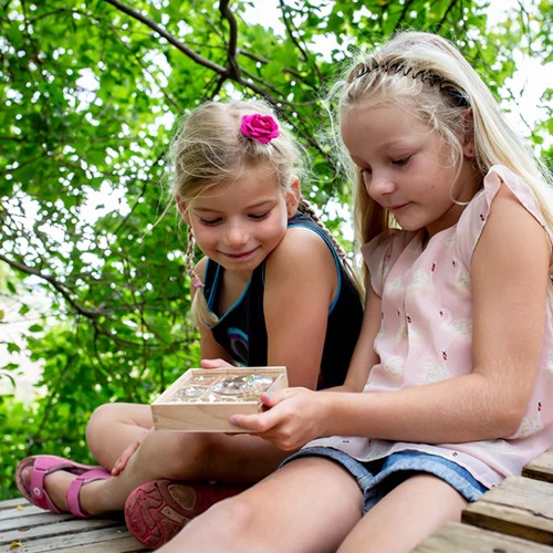 Huckleberry Mijn Kleine Museum houten verzamelbox 2 meisjes met vergrootglazen voor natuurschatten bij het speellab