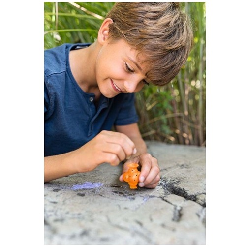 Kind maakt kleurrijke stuiterballen met PhänoMINT DIY set – educatief STEM speelgoed het Speellab