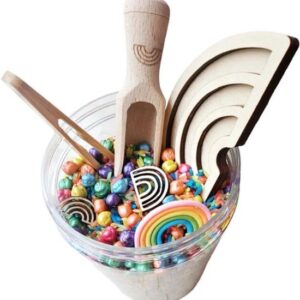 Sensoryfun pourandplay pot met zichtbaar de vulvorm, schep, loose parts in beeld