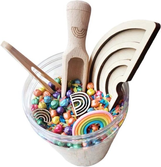 Sensoryfun pourandplay pot met zichtbaar de vulvorm, schep, loose parts in beeld