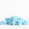 Close up van blauw magicsand van sensoryfun wat sensomotoriek stimuleert