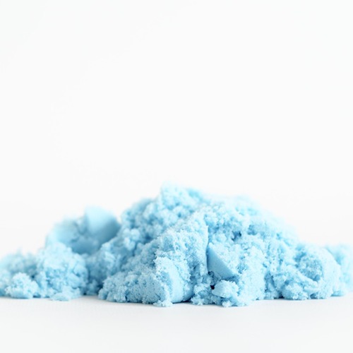 Close up van blauw magicsand van sensoryfun wat sensomotoriek stimuleert