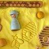 Sensoryfun magicsand geel verkijgbaar bij Het Speellab, afdrukken in het zand