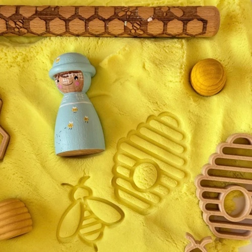 Sensoryfun magicsand geel verkijgbaar bij Het Speellab, afdrukken in het zand