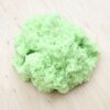 Close up van bultje groen magicsand van sensoryfun voor sensorytafel