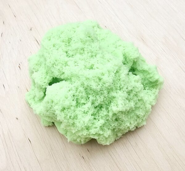 Close up van bultje groen magicsand van sensoryfun voor sensorytafel
