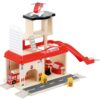 De houten brandweerkazerne van Small Foot met meerdere verdiepingen en brandweerwagens stimuleert creatief spel en rollenspel bij jonge brandweerfans.