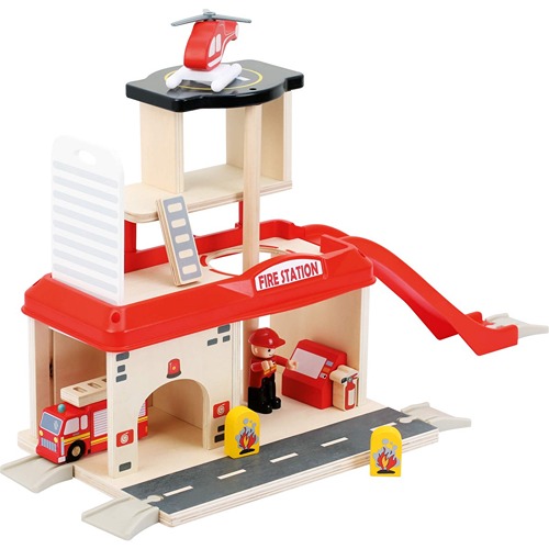 De houten brandweerkazerne van Small Foot met meerdere verdiepingen en brandweerwagens stimuleert creatief spel en rollenspel bij jonge brandweerfans.