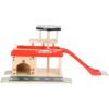 Close-up van de Small Foot brandweerkazerne met karakteristieke brandweerpaal/glijbaan en garages voor voertuigen – duurzaam houten speelgoed voor kinderen.
