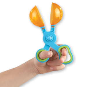 EEn kinderhand met 1 scooper van learning resources