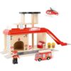 Detailfoto van de houten brandweerkazerne speelset van Small Foot met brandweerauto’s, glijbaan en accessoires – perfect voor fantasierijk brandweer rollenspel voor kinderen.
