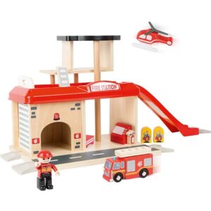 small-foot-houten-brandweerkazerne-speelgoed Detailfoto van de houten brandweerkazerne speelset van Small Foot met brandweerauto’s, glijbaan en accessoires – perfect voor fantasierijk brandweer rollenspel voor kinderen.