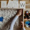 Bij speeltafel winter flashkaarten Montessori natuur en educatief speelgoed van Wildebras – Het Speellab