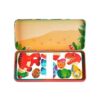 compacte-magnetische-dinos-reisbox-kinderen MierEdu magnetische dino reisbox open met speelachtergrond