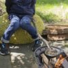 Huckleberry-popcorn-maker-kampvuur Kind zittend bij het vuur met popcorn maker
