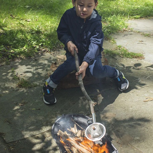 Kikkerland-avontuur-popcorn-maken-hetspeellab kind megt stok en popcorn maker in de hand