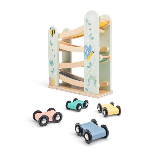 Woet houten racebaan met vier auto's bij Het Speellab