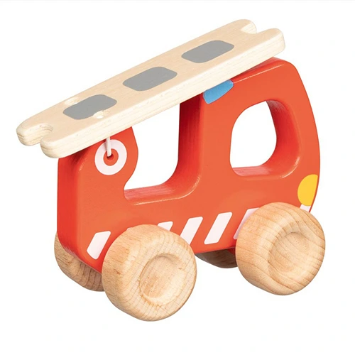 Goki houten brandweerwagen met beweegbare ladder met de ladder nu plat op de wagen.